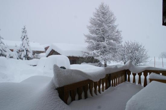 la terrasse au matin d'une nuit très neigeuse