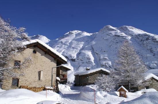 vue sur la façade ouest du gîte, 